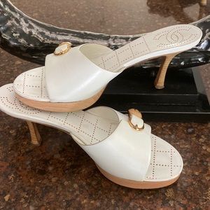 Authentic🎉 CHANEL Leather Slides🤗